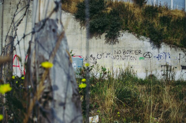 graffiti reading "No Border No Nation"