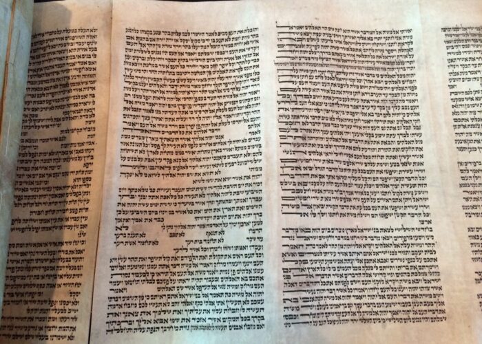 Closeup_of_Torah_Scroll