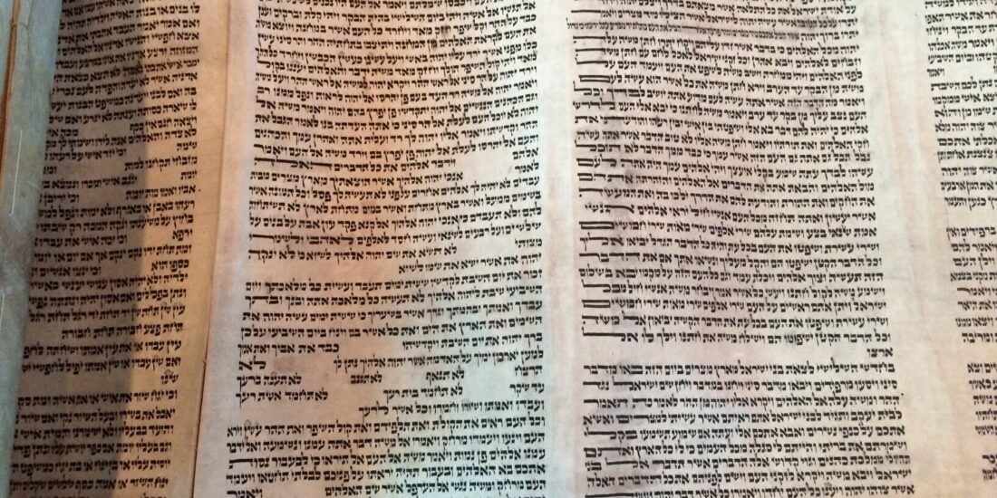 Closeup_of_Torah_Scroll